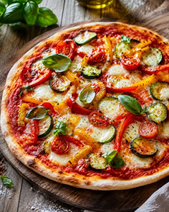 Pizza maison aux légumes grillés et mozzarella